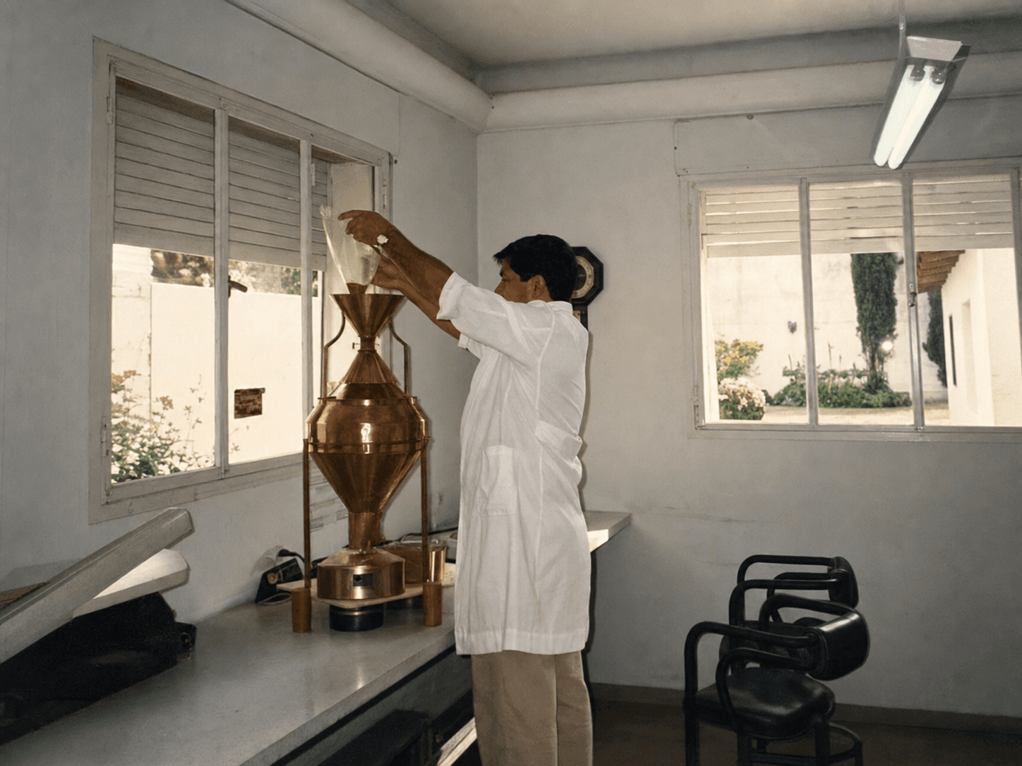Francisco Oscar Montero trabajando en el laboratorio