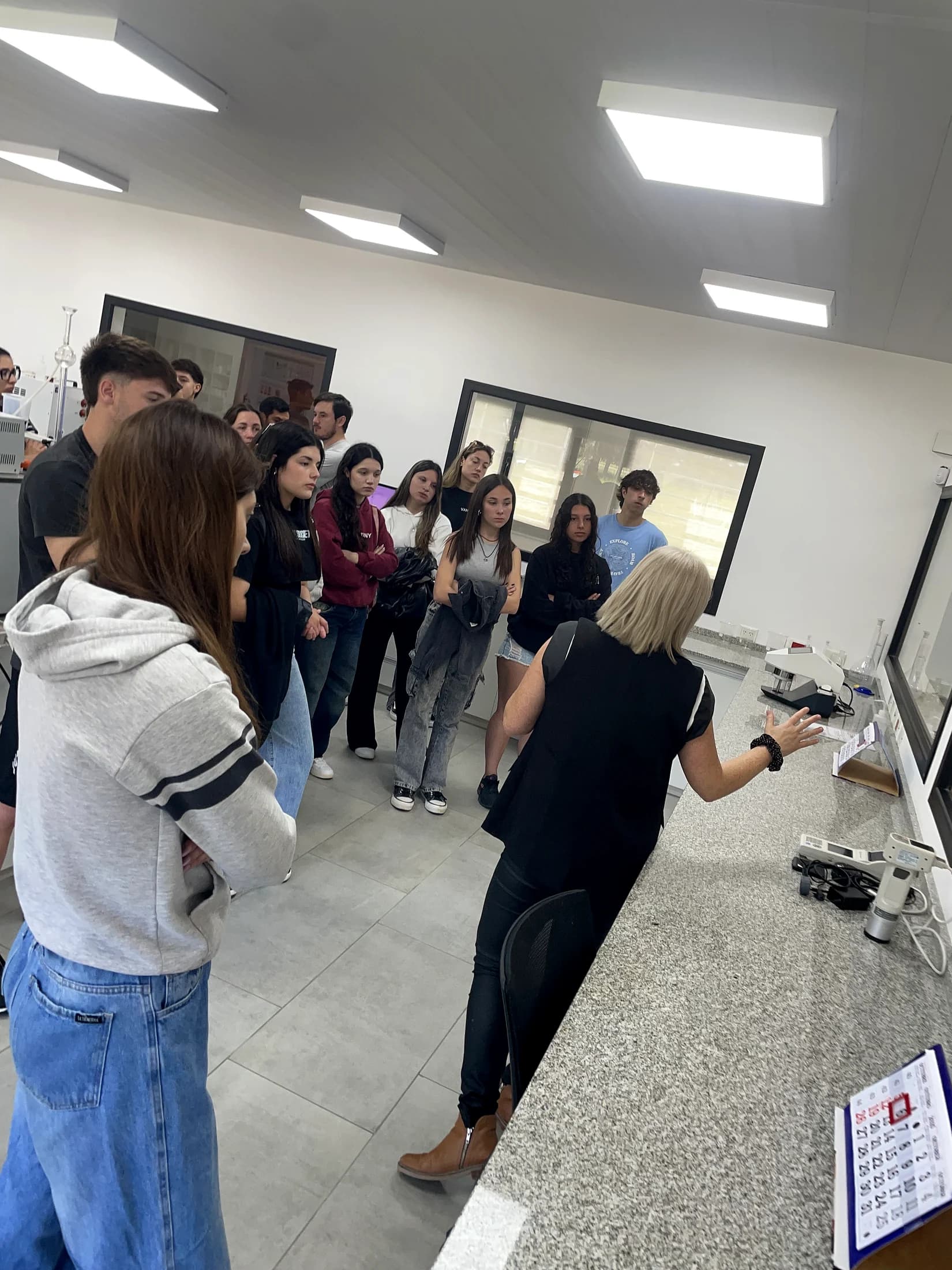 Estudiantes trabajando en clase