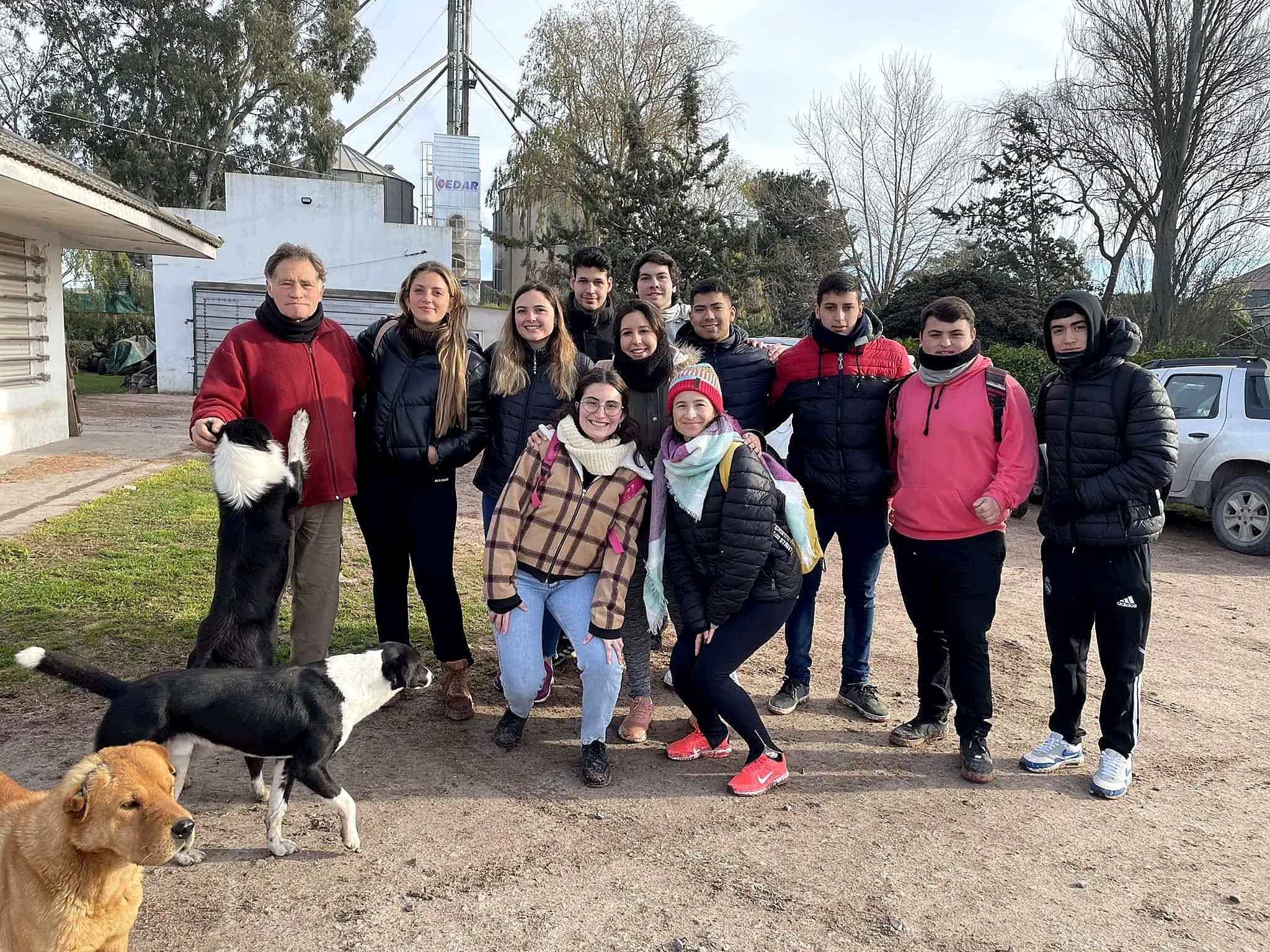 Grupo del instituto en una visita a campo
